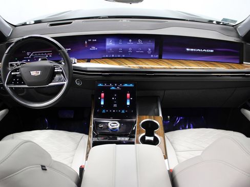 Certified 2025 Cadillac Escalade ESV Sport Platinum image 23