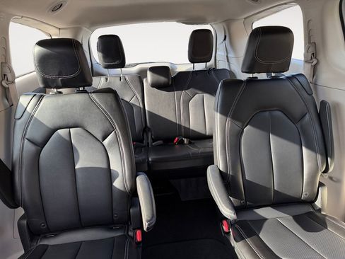 Used 2024 Chrysler Pacifica Touring-L image 28