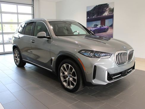 Used 2025 BMW X5 xDrive50e AWD/4WD image 2