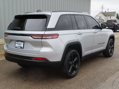 Used 2023 Jeep Grand Cherokee Altitude AWD/4WD image 3