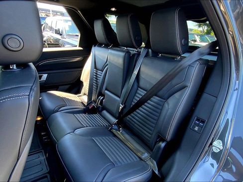 New 2025 Land Rover Discovery Metropolitan Edition image 11