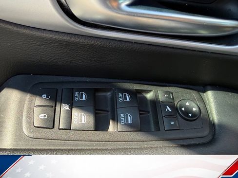 Used 2025 Chrysler Pacifica Limited FWD image 16