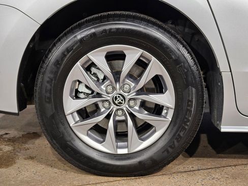 Used 2022 Toyota Sienna XLE image 17