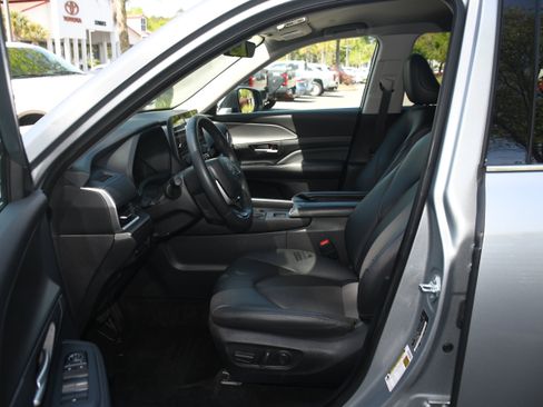 Used 2025 Toyota Grand Highlander AWD image 7