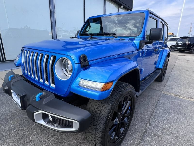 Used 2023 Jeep Wrangler Unlimited Sahara w/ Cold Weather Group AWD/4WD image 11