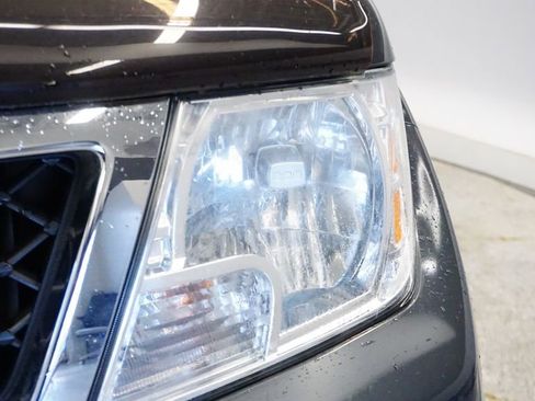 Used 2012 Nissan Frontier SL w/ Moonroof Pkg image 9