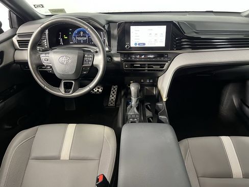 Used 2025 Toyota Camry SE image 12