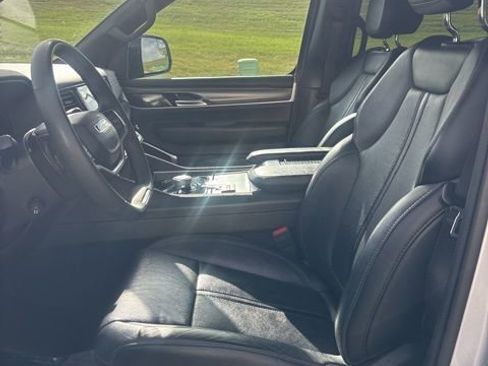 Used 2024 Jeep Wagoneer L Series II w/ Flexible Seating Group AWD/4WD image 20