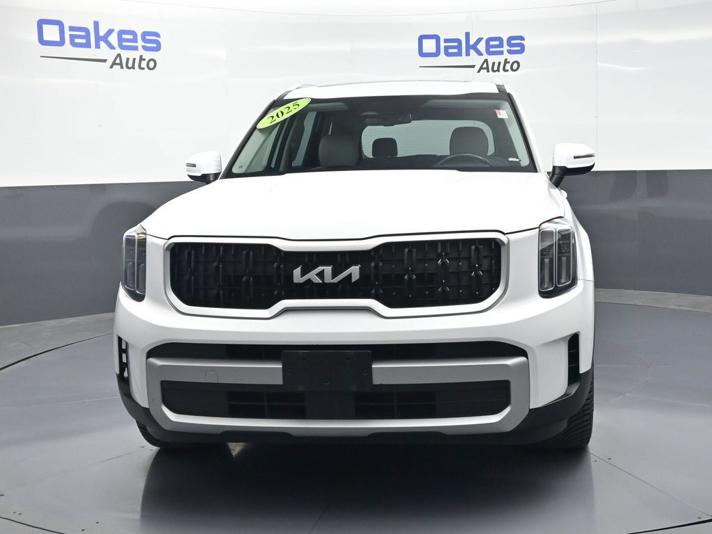 Used 2025 Kia Telluride EX w/ EX Captain's Chair Package FWD image 2