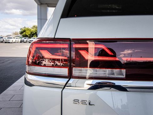 Used 2024 Volkswagen Atlas SEL Premium R-Line image 18