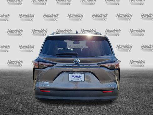 Used 2025 Toyota Sienna LE w/ LE Plus Package AWD/4WD image 6