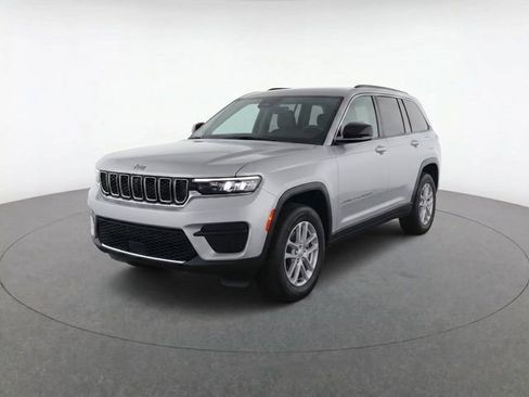 Used 2024 Jeep Grand Cherokee Laredo X w/ Trailer Tow Package AWD/4WD image 3
