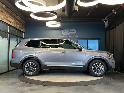 Used 2024 Kia Telluride LX AWD/4WD image 2