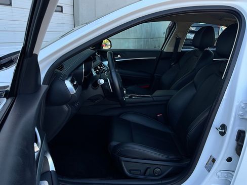 Used 2025 Genesis G70 2.5T image 10