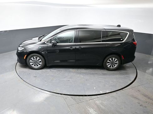 Used 2024 Chrysler Pacifica Select image 46