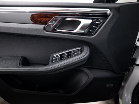 Certified 2021 Porsche Macan S image 17