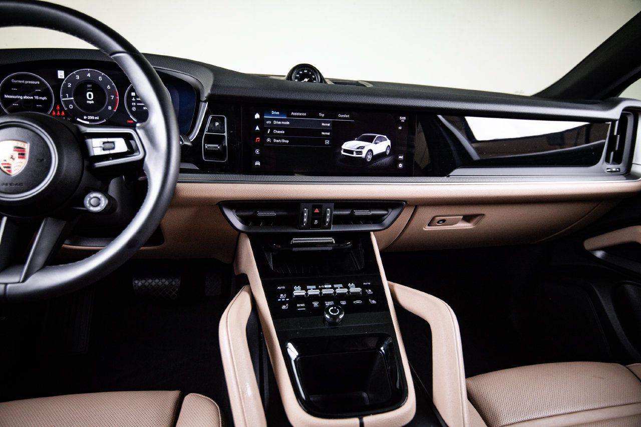 Certified 2025 Porsche Cayenne Coupe AWD/4WD image 19