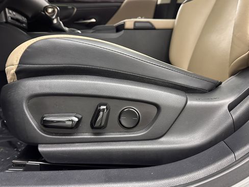 Used 2020 Lexus ES 300h ES 300h w/ Premium Package image 16