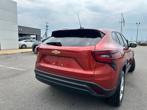 Used 2024 Chevrolet Trax LS w/ LS Convenience Package FWD image 19