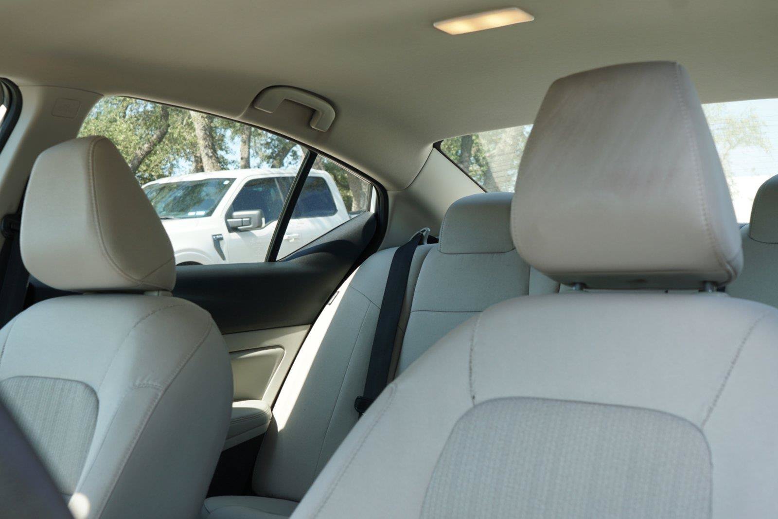 Used 2025 Nissan Altima 2.5 SV FWD image 11