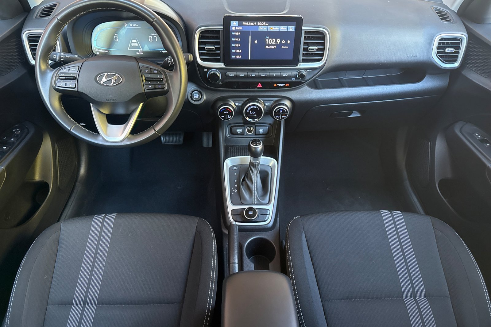 Used 2025 Hyundai Venue SEL FWD image 13