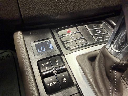 Used 2018 Porsche Macan AWD/4WD image 26