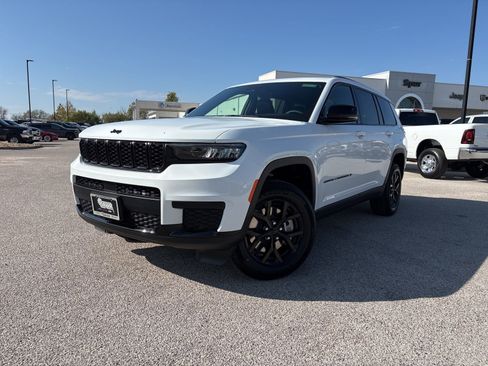 New 2025 Jeep Grand Cherokee L Altitude image 1
