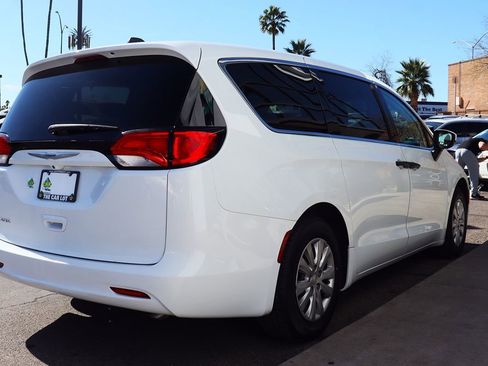 Used 2020 Chrysler Voyager L image 13