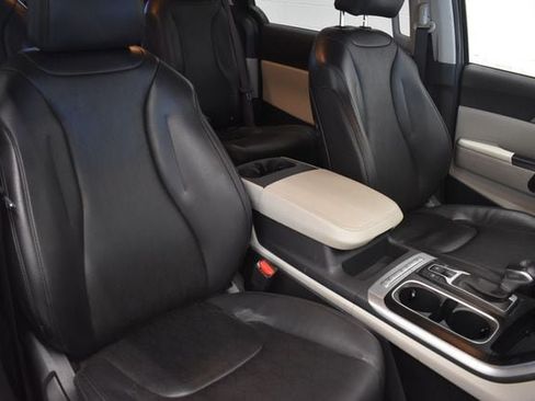 Used 2024 Kia Carnival LX FWD image 6