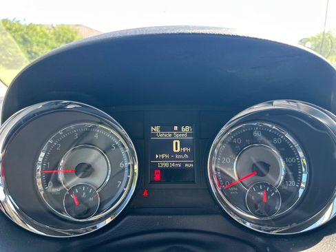 Used 2016 Chrysler Town & Country Touring-L w/ Driver Convenience Group FWD image 19