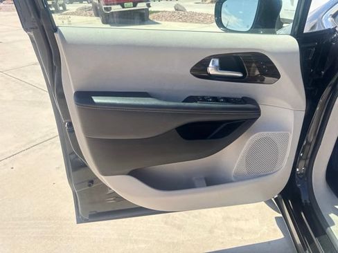 Certified 2024 Chrysler Pacifica Limited FWD image 19