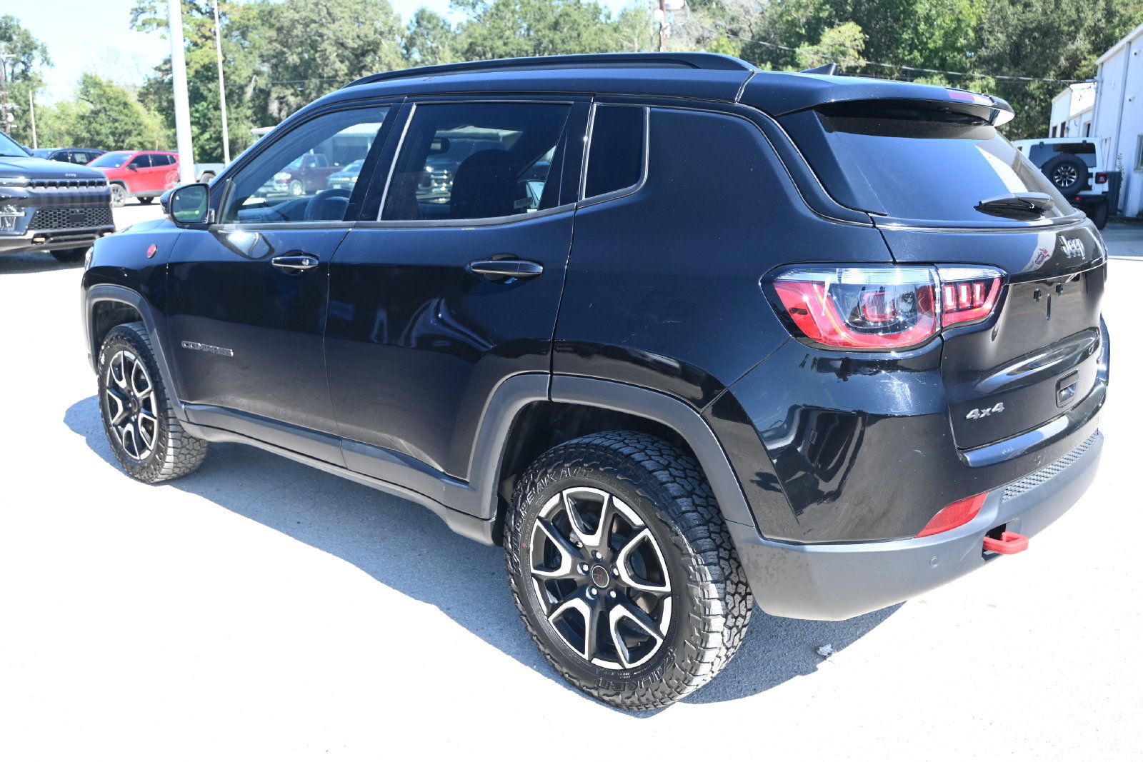 Used 2025 Jeep Compass Trailhawk AWD/4WD image 4