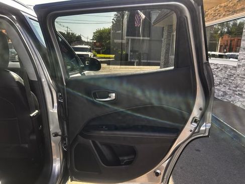 Used 2018 Jeep Compass Latitude w/ Popular Equipment Group AWD/4WD image 18