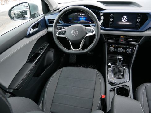 Used 2024 Volkswagen Taos SE w/ Panoramic Sunroof Package image 9