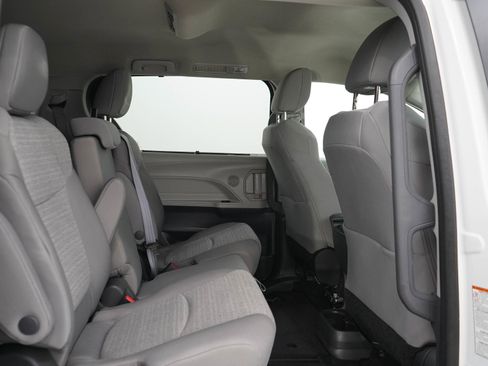 Used 2024 Toyota Sienna LE AWD/4WD image 14