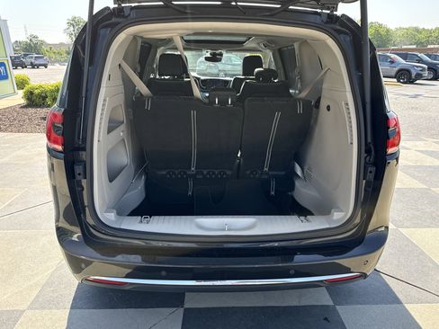 Used 2023 Chrysler Pacifica Limited FWD image 33