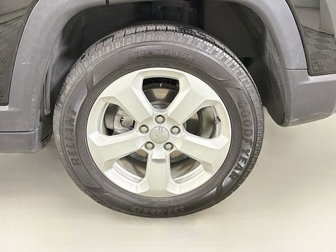 Used 2018 Jeep Compass Latitude FWD image 29