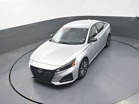 Used 2024 Nissan Altima 2.5 SV FWD image 13