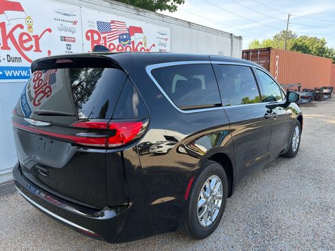 Used 2024 Chrysler Pacifica Touring-L FWD image 4