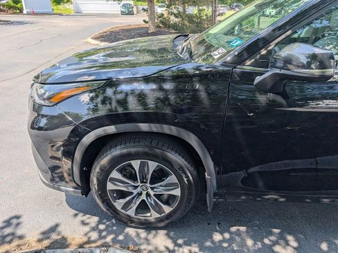Used 2023 Toyota Highlander XLE AWD/4WD image 2