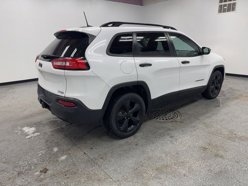 Used 2018 Jeep Cherokee Sport image 3