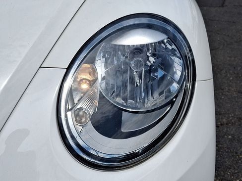 Used 2013 Volkswagen Beetle TDI FWD image 9