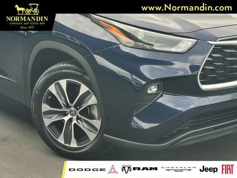 Used 2022 Toyota Highlander XLE FWD image 3