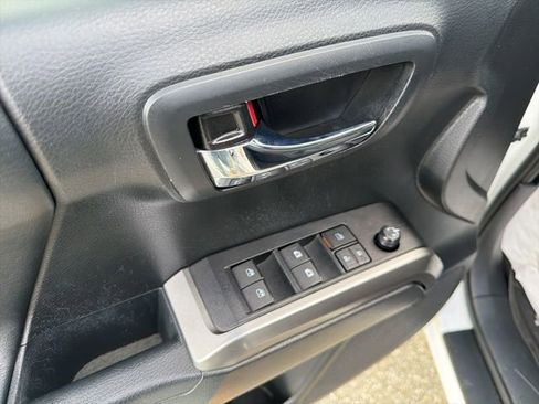 Used 2019 Toyota Tacoma Limited image 12