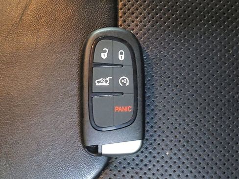 Used 2019 Jeep Cherokee Limited image 32