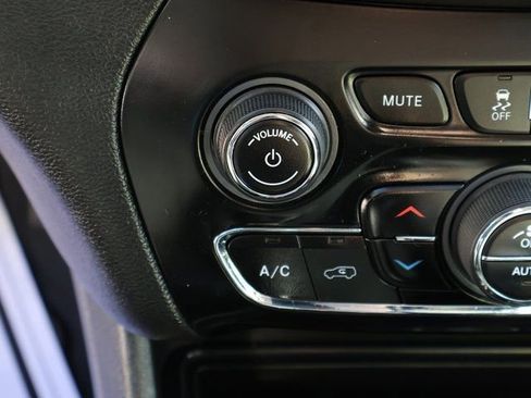 Used 2019 Jeep Cherokee Limited image 28