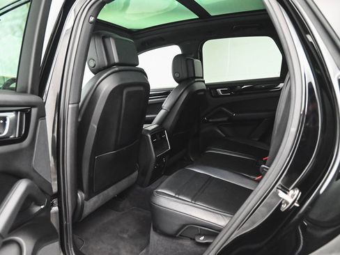 Used 2023 Porsche Cayenne image 30