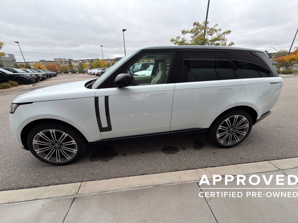 Used 2025 Land Rover Range Rover SE AWD/4WD image 4