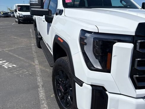 Used 2025 GMC Sierra 2500 AT4 w/ AT4 Premium Plus Package AWD/4WD image 5
