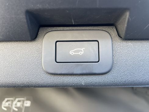 Certified 2024 Land Rover Discovery S image 41